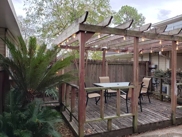 Townhouse near Tiger Stadium and Downtown