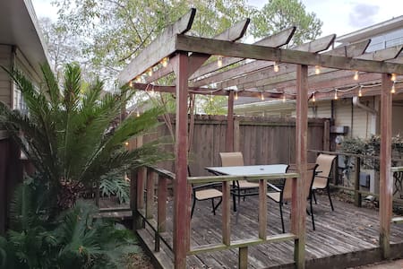 Townhouse near Tiger Stadium and Downtown