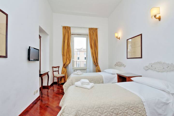 Navona Square, 3 Bedrooms 2 Bathrooms, up to 8 gallery image 5