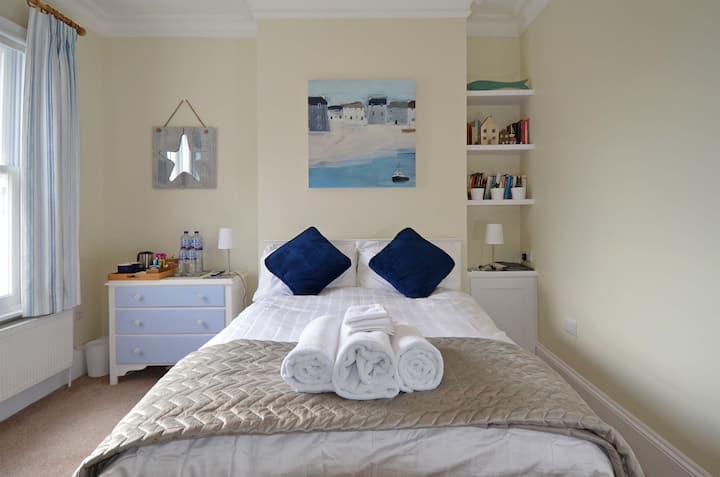 Habitación 2: Habitación doble tranquila en la parte trasera de la casa con vistas a los jardines. Consulta https://abnb.me/L4KqMaLi5pb para obtener todos los detalles.