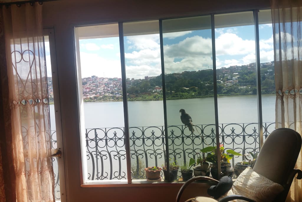 Très belle vue dégagée sur le lac.