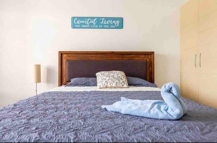 Მესამე საძინებელი დიდი ზომის საწოლით ლამაზი დეკორითა და კონდიციონერით 