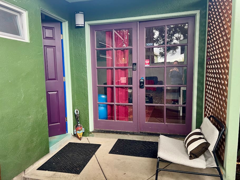 Art Studio-Cozy Library vibe, 300 sq ft