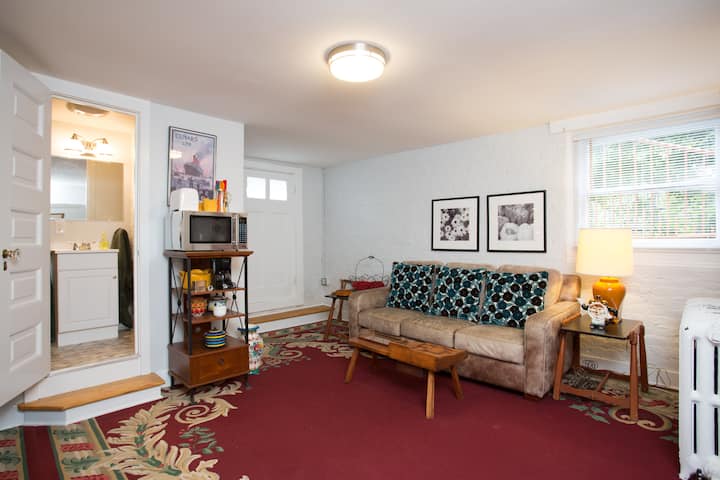 Waterfall Garden Retreat - Downtown On E. Beverley - Staunton, VA