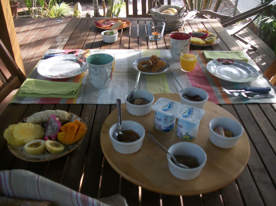 Petit déjeuner en terrasse