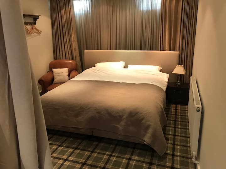 4号床有一张巨大的加大双人床，可通过3号床进入，但它有自己的湿房，配备强力淋浴、马桶和水槽。