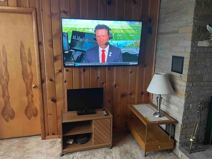 55"-იანი კედელზე დამაგრებული სმარტ-ტელევიზორი ხანძრის ადგილთან.