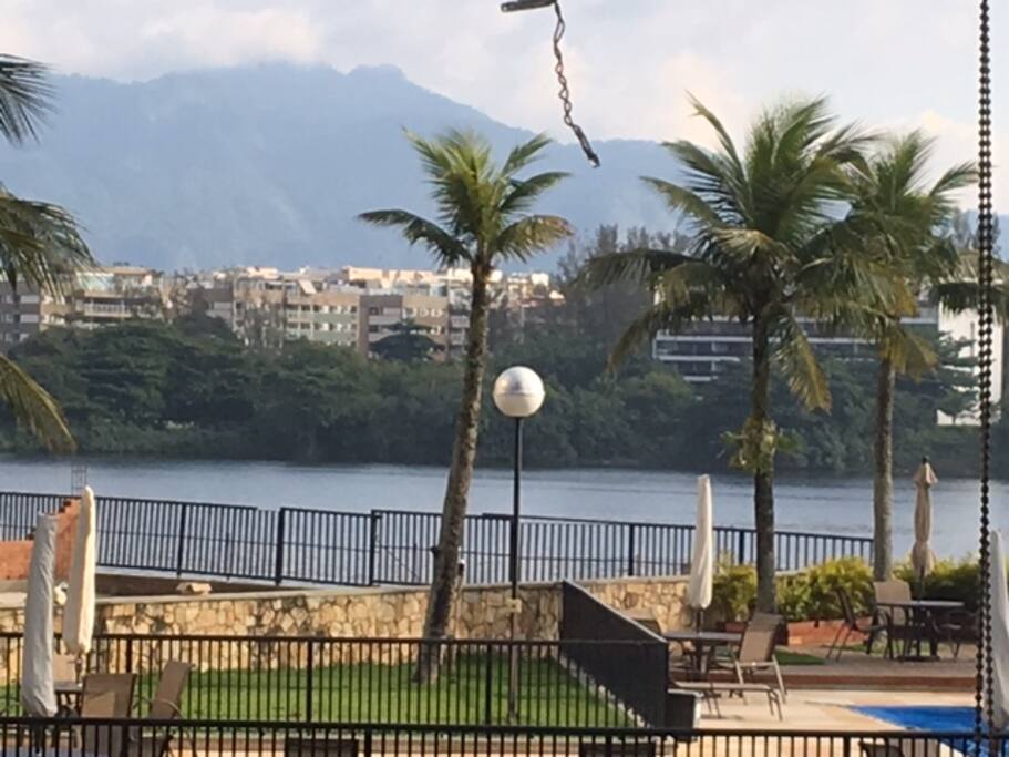 Vista do quarto para a lagoa.