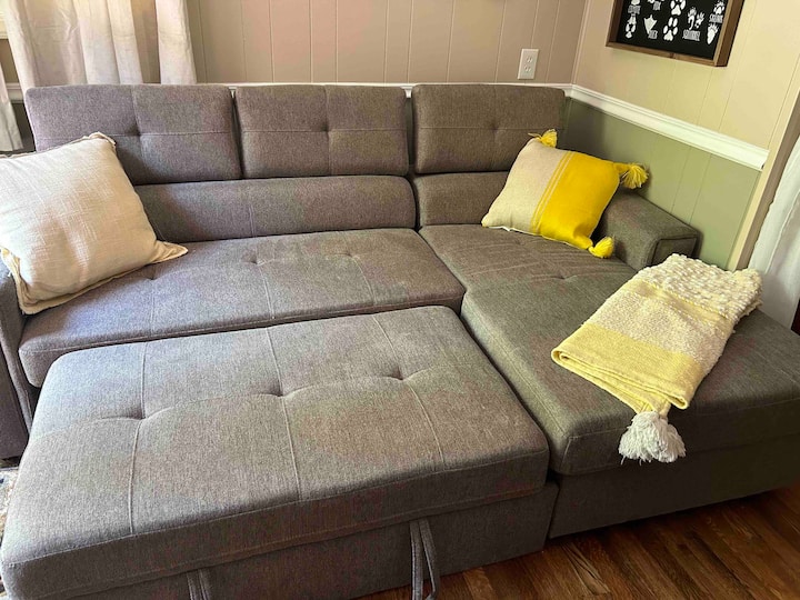 Легло тип Куин. Спалното бельо се намира в шезлонга.