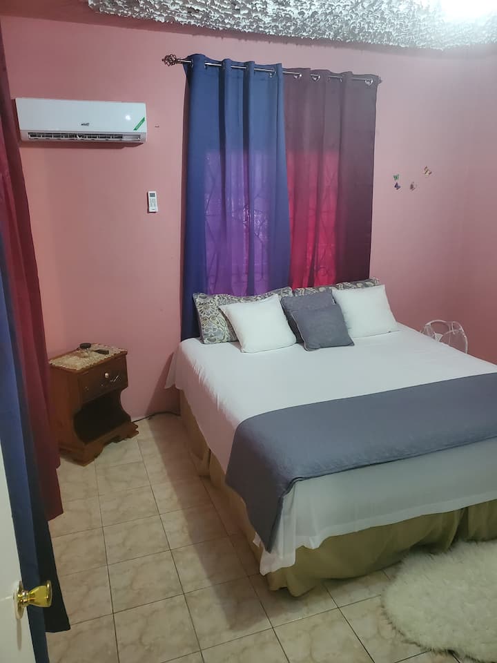 Soba br. 2 - ima 1 bračni krevet (180x200), klima-uređaj