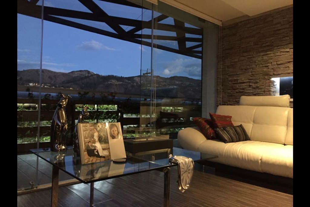 Terraza completamente cubierta, de modo que pueda disfrutar al aire libre sin que se perjudique por la lluvia.
