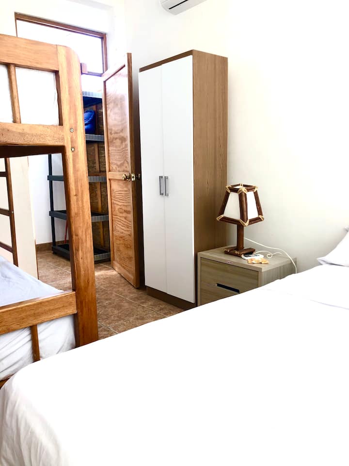 第二间客房，可容纳4人，带独立卫生间。
带空调的房间。