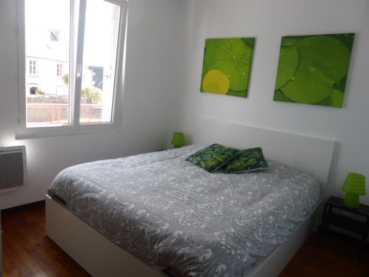 bedroom 4 with 160x200 bed, solid hardwood floors, south expo
