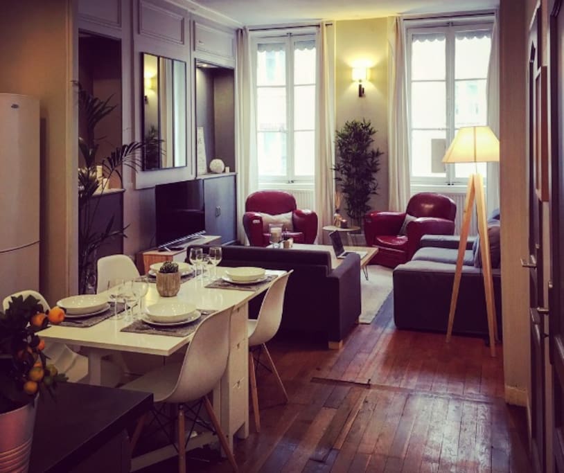 Cuisine ouverte sur séjour pour plus de convivialité, il n y a plus cas concocter des petits plats à vos amis pendant que ils vous servent l apéro :)