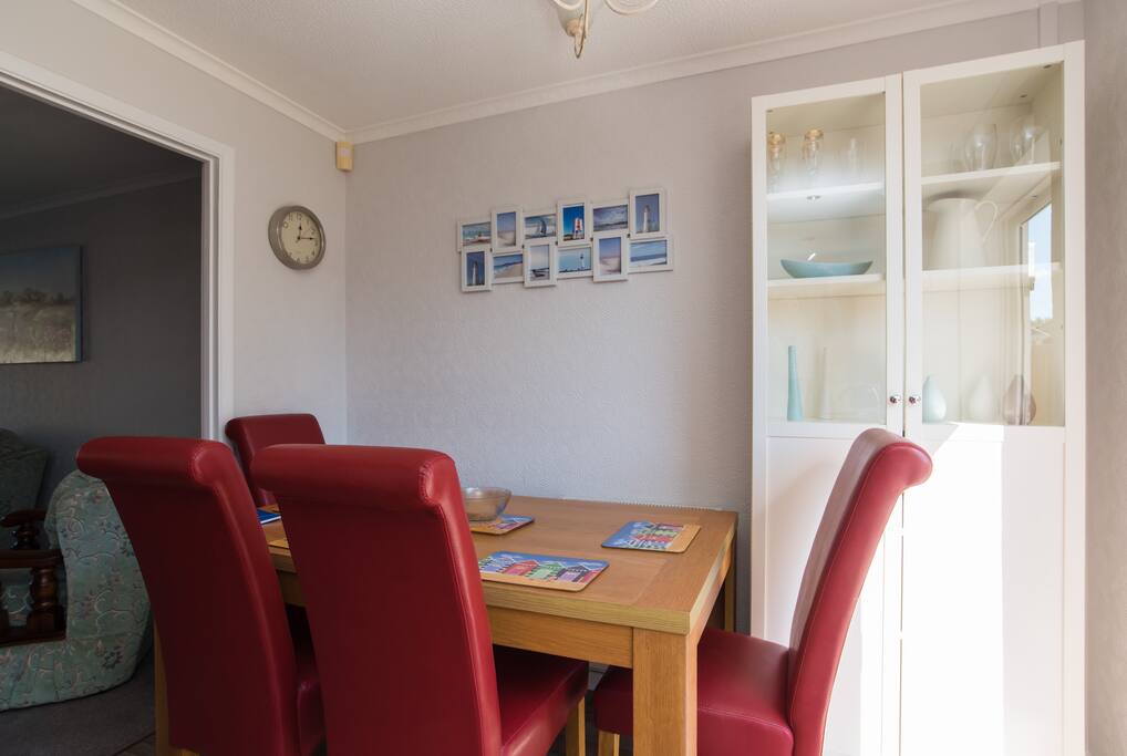 Dining table for up to 6 people