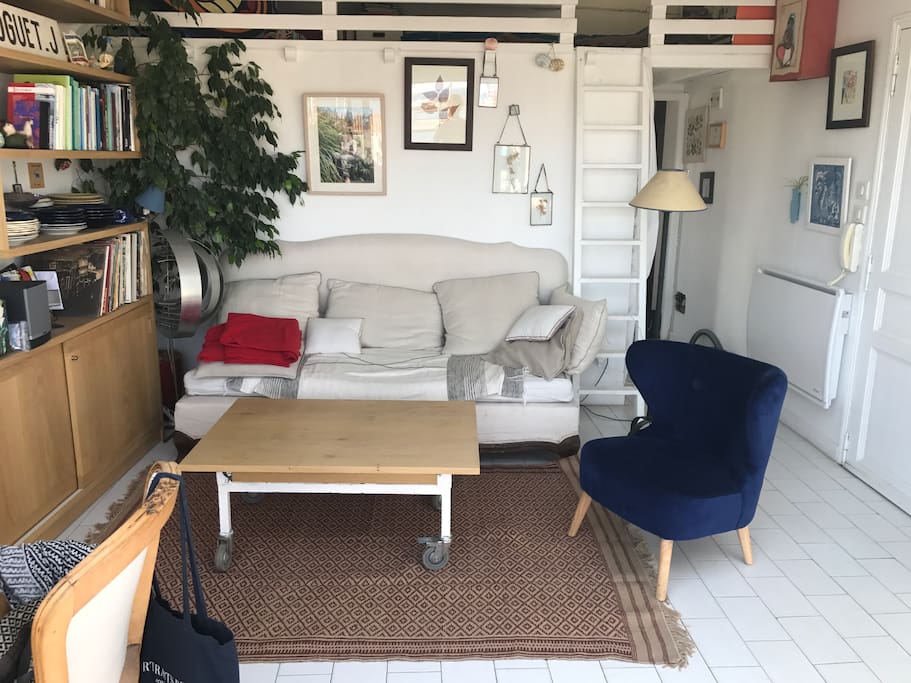 Salon donnant sur terrasse
Avec petite mezzanine ayant un matelas en 120cm