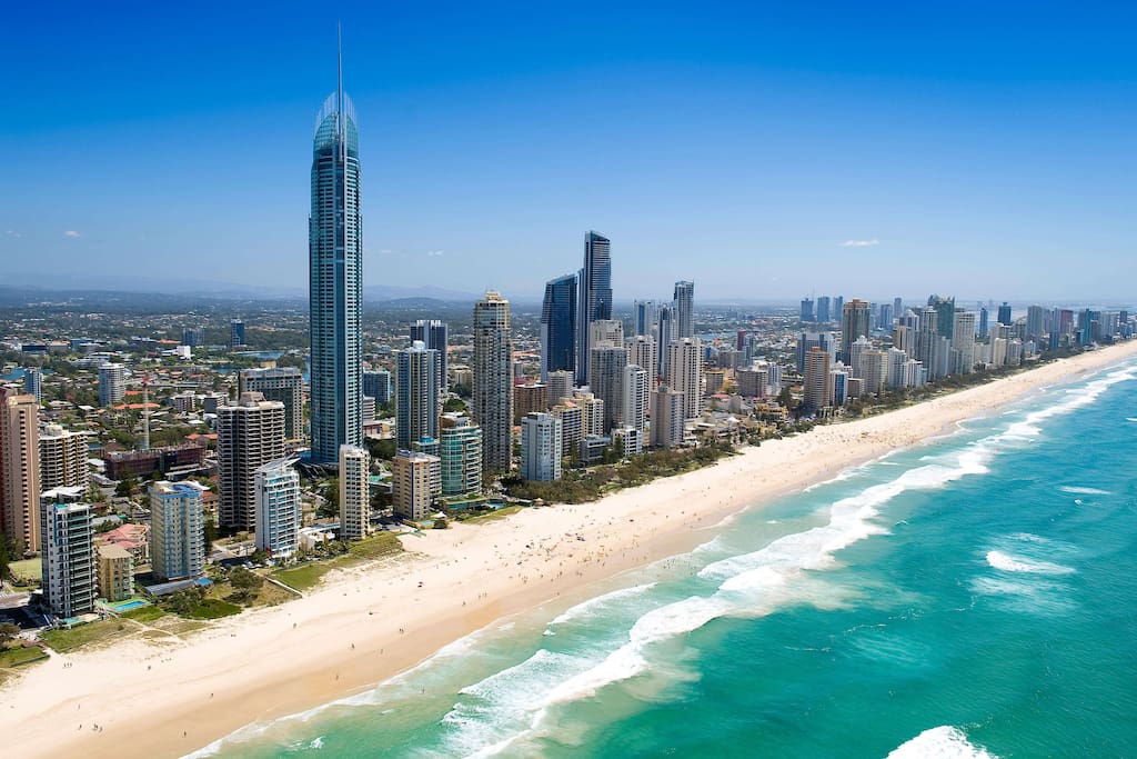 Downstairs is the famous "Surfers Paradise" beach just walk 5 minutes
下楼走5分钟就是著名的“冲浪者天堂”沙滩