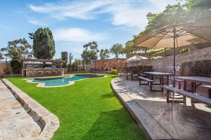 Amazing Outdoor Living/Pool/Hot Tub/Movie Theater gallery image 3