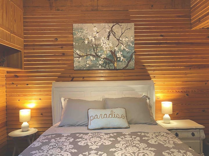 غرفة نوم تضم سرير كوين 1، الطابق الأول، تلفزيون ذكي.