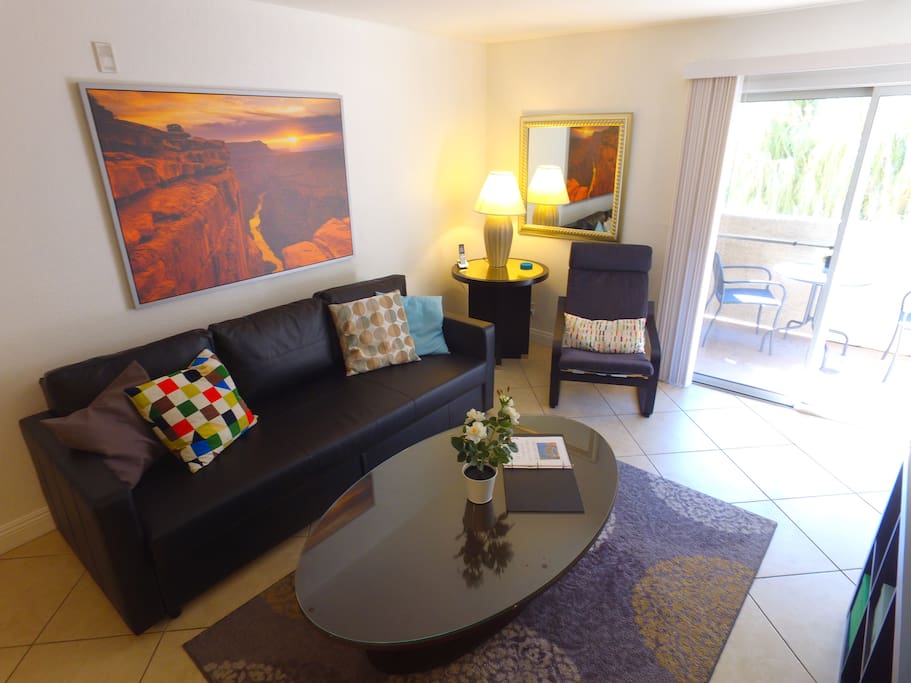 Newly furnished family room complete with 50" Smart TV (Netflix) and cable. Free North American calling and WiFi.