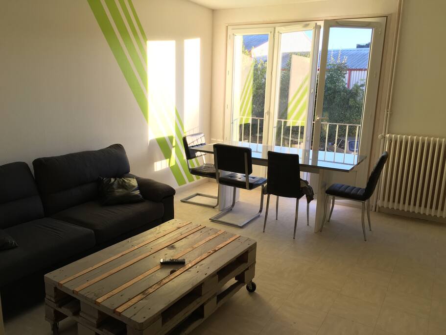 Salon spacieux avec très grande table pour dîner, canapé , table basse, télé 127cm et système home cinéma