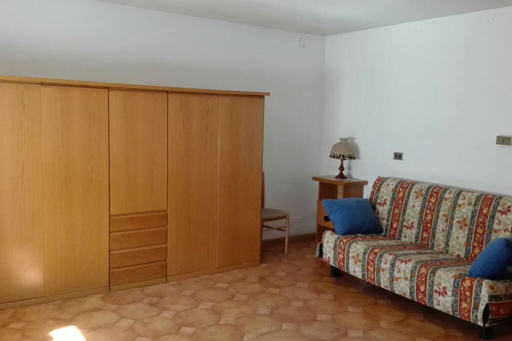 Divano letto e armadio