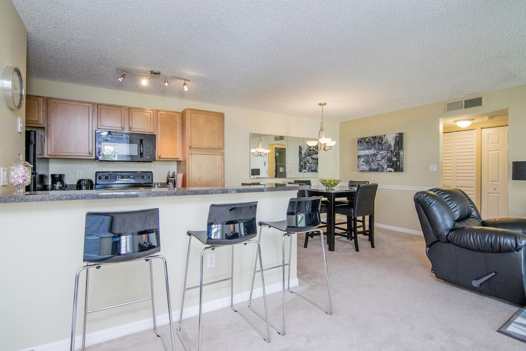 Kitchen w/ Breakfast bar