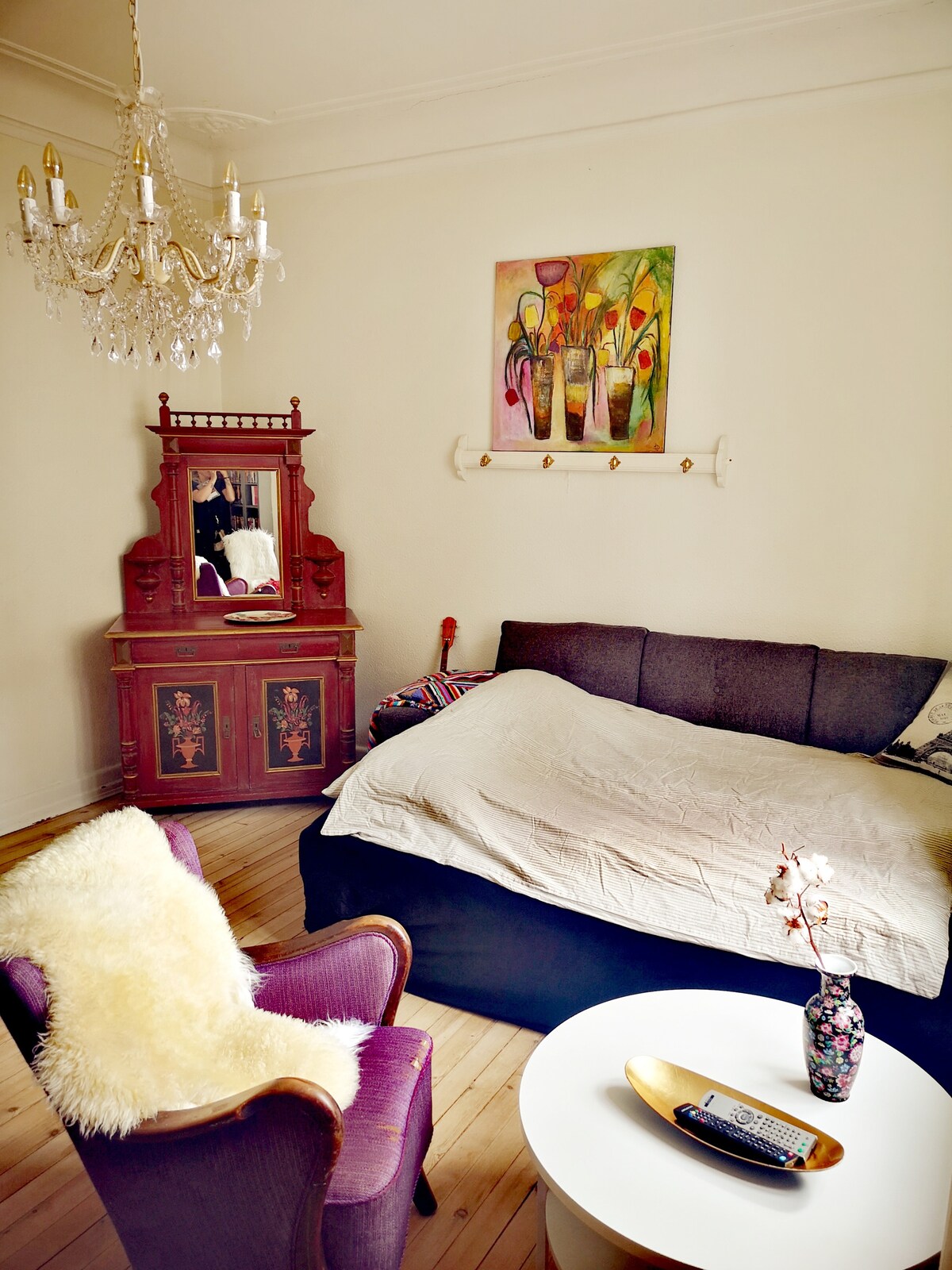 Pred príchodom vám buď ustelieme posteľ, alebo položíme periny a prikrývku do izby. Po skončení pobytu môžete posteľ nechať tak, ako ste ju dostali. Môžete tiež všetko vyzliecť a vložiť do nej kopu v miestnosti. 