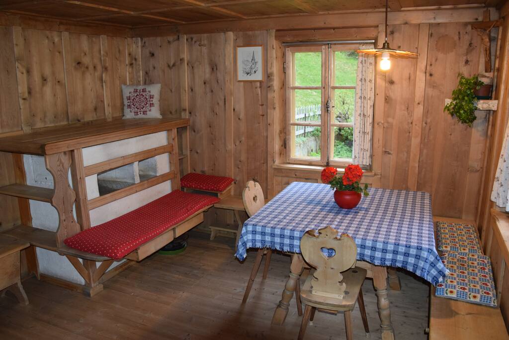 Stube mit Ofen und Sitzbank
