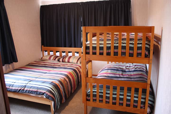 Letto matrimoniale, 2 letti singoli, stufa, scaldasalviette, guardaroba