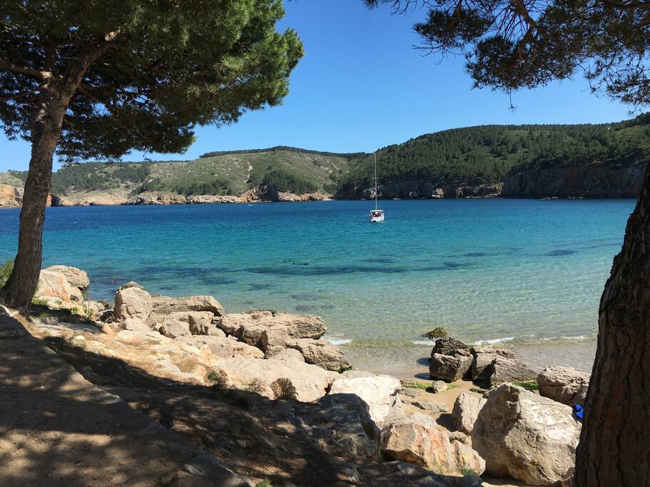 Cala Montgó offers protection when windy days.