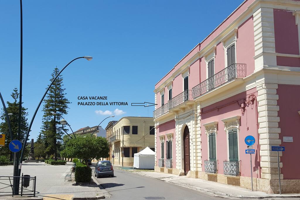 Palazzo Vittoria e l'omonima Piazza