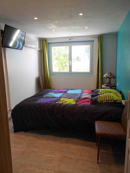 chambre spacieuse avec télé