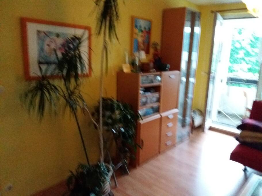 Teilansicht Wohnzimmer mit Türe zum Balkon
