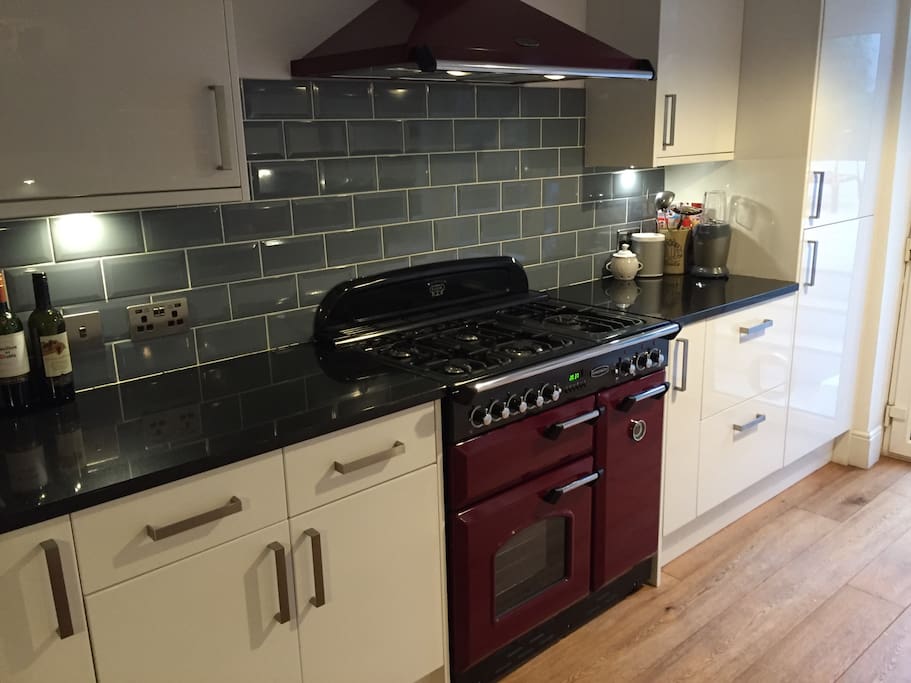 Twin Rangemaster oven with 5 ring gas hobs