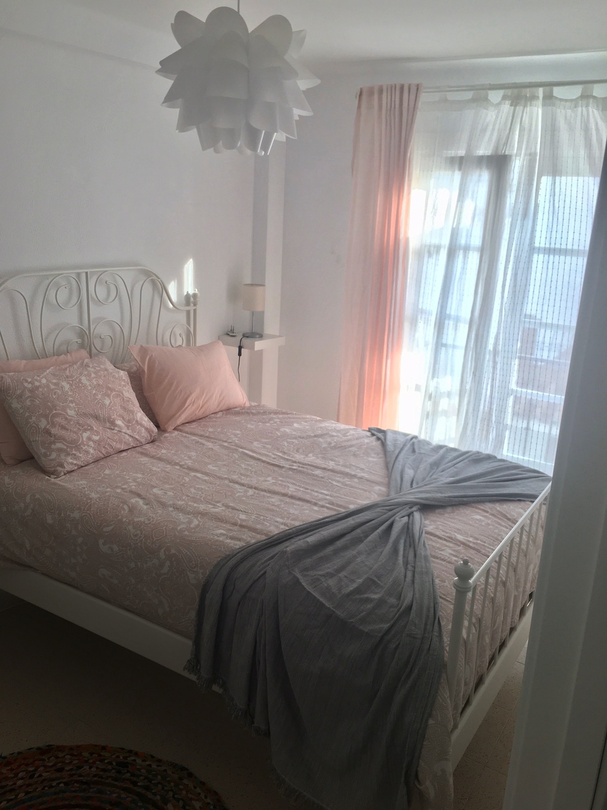 Spálňa s francúzskymi dverami na balkón. Spite s jemným vánkom. 