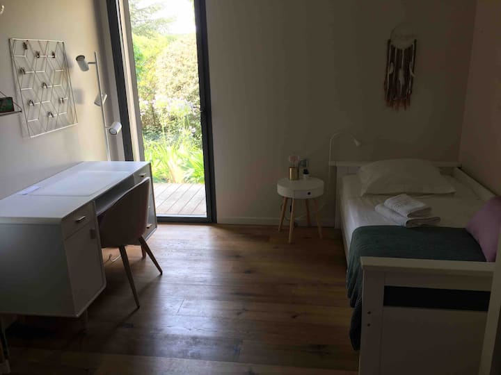 Children's room with a 90x190 single bed, including wardrobe and office.