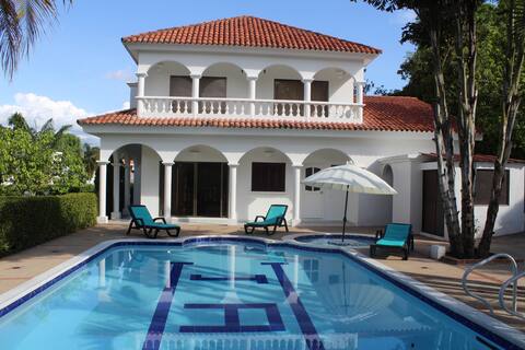 Fabulous fifth home with a private pool and Jacuzzi