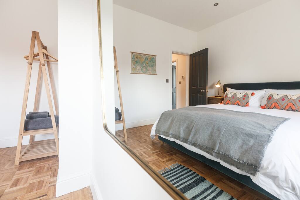 Bedroom with Loaf bed and White Company bedding