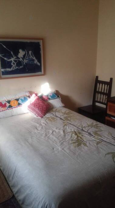 Habitación principal. Cama matrimonial, vista a la calle.