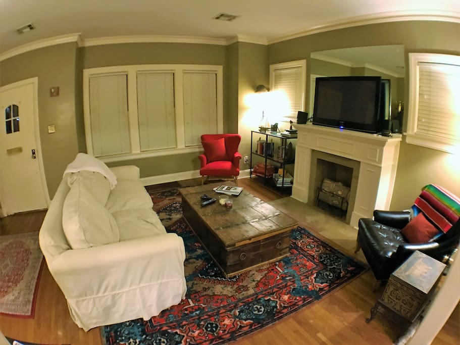 Perfect living room to cozy up in front of your favorite Netflix, HBO, or Amz