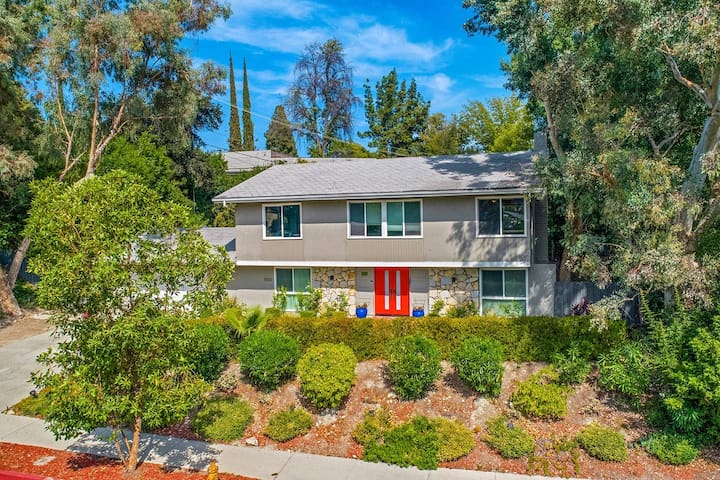 Beautiful Home 4BR 3BATH with LARGE backyard