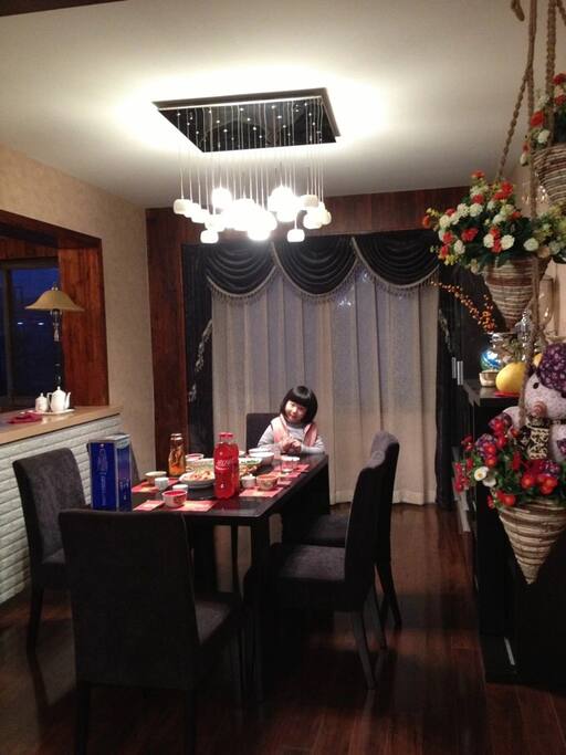 房东家闺女,餐前准备工作中!