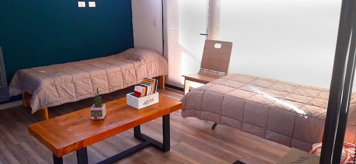 Se pueden armar 2 camas simples en el living.