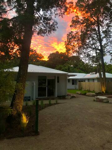 Spacious Suffolk Park – Luxe Magnesium Pool gallery image 3