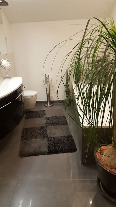 Badezimmer mit Fußbodenheizung, Badewanne