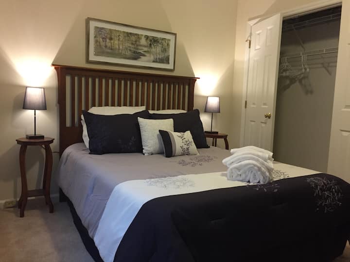 Camera da letto privata con accesso all'intera casa! Comodo e accogliente letto queen-size, materasso in memory foam, lenzuola e coperte di lusso, un sacco di spazio per cassetti e armadi, bagno nella sala.  *Goditi la cucina completa, il soggiorno, la TV, il caminetto, l'ampio terrazzo, il barbecue, i sentieri e l'accesso al lago
