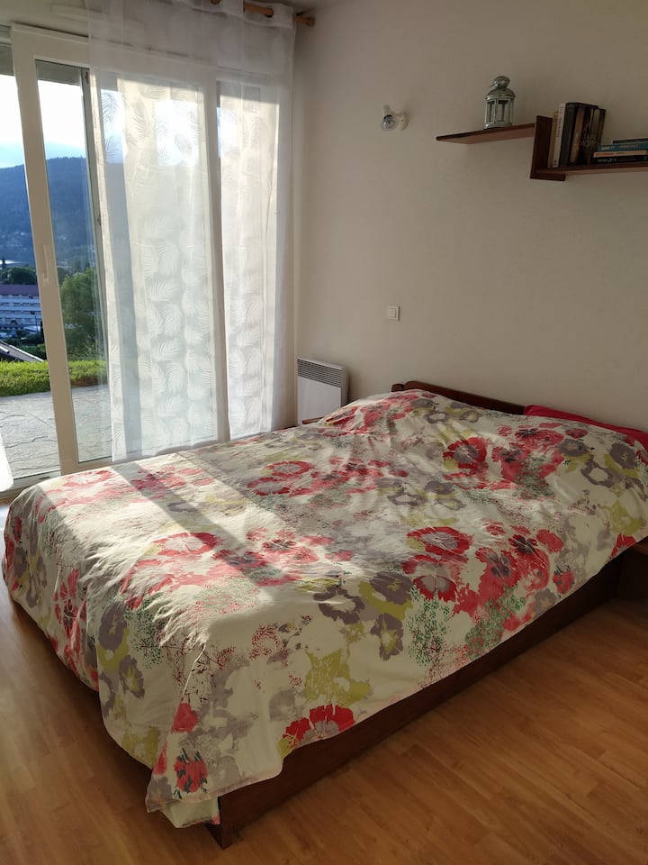 ห้องนอนใหญ่พร้อมระเบียงและวิวทะเลสาบ