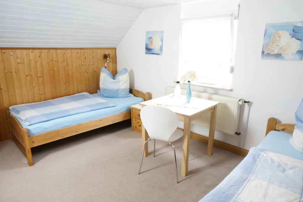 Schlafzimmer, mit TV und Kleiderschrank