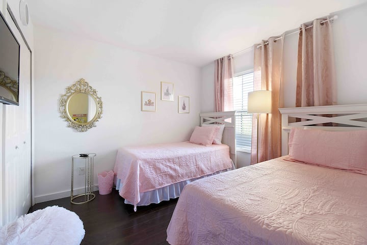 ห้องเจ้าหญิงชั้นบนพร้อมเตียงแฝด 2 หลังที่เข้าชุดกัน